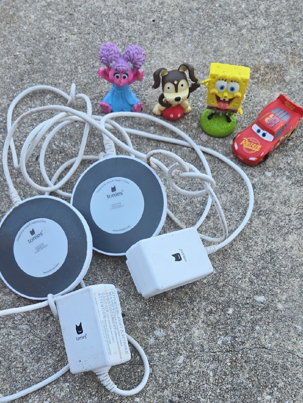 Tonies Charging Dock & 4 Figurines Bundle - White